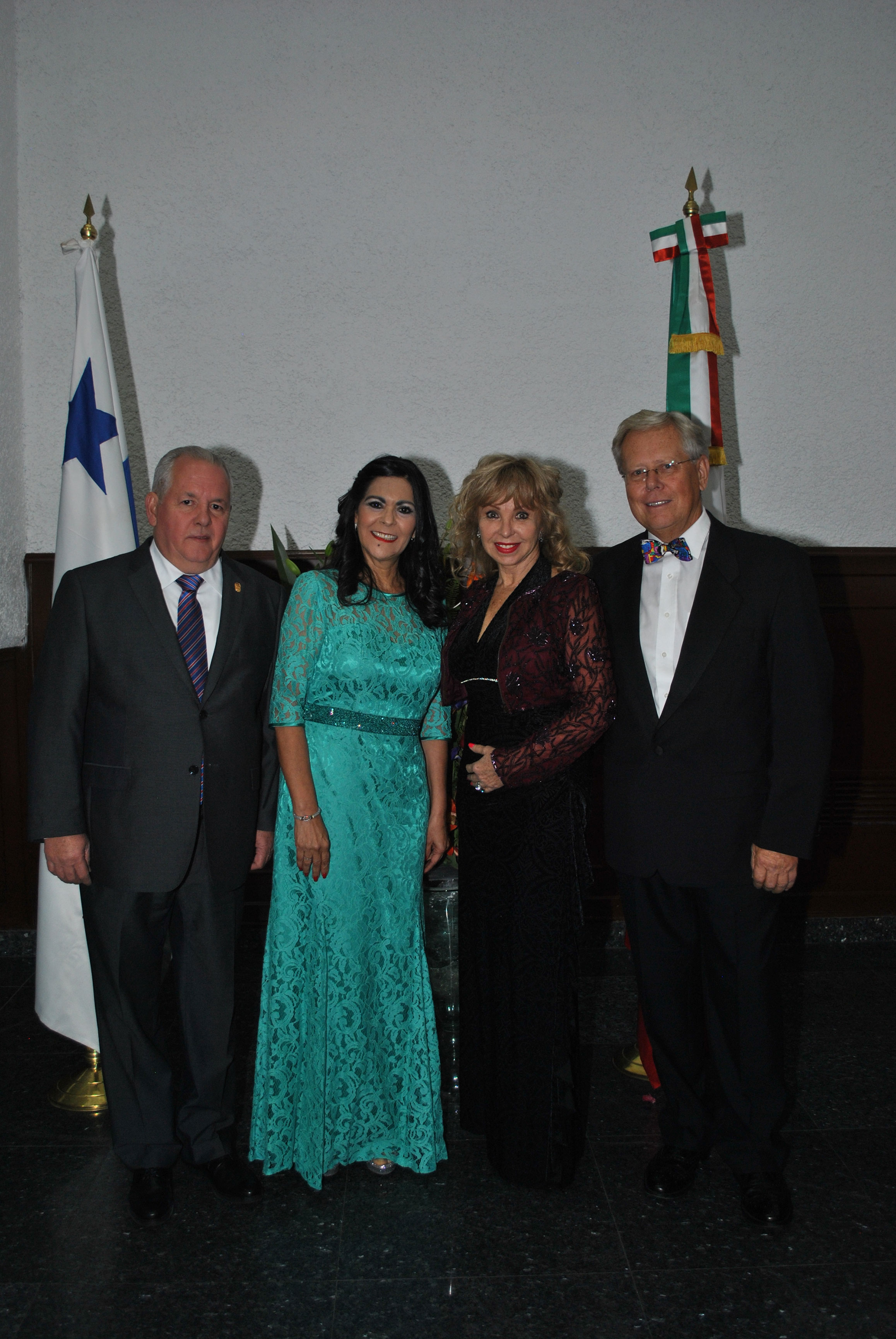 Manuel Ricardo Pérez González Embajador De Panamá Y Su Esposa Mirina De Pérez Con Wendy Coss 