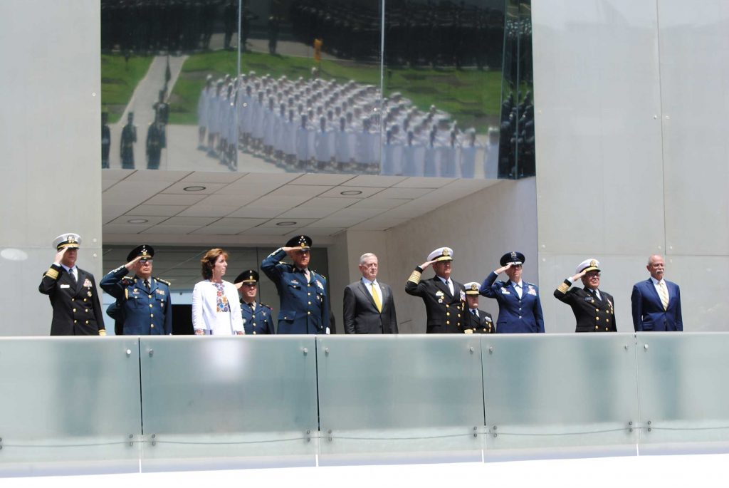 En la Plaza de la Lealtad de la Sedena, se le dio la bienvenida a James N. Mattis, ministro de Defensa de EEUU (al centro). Revista Protocolo Copyright©