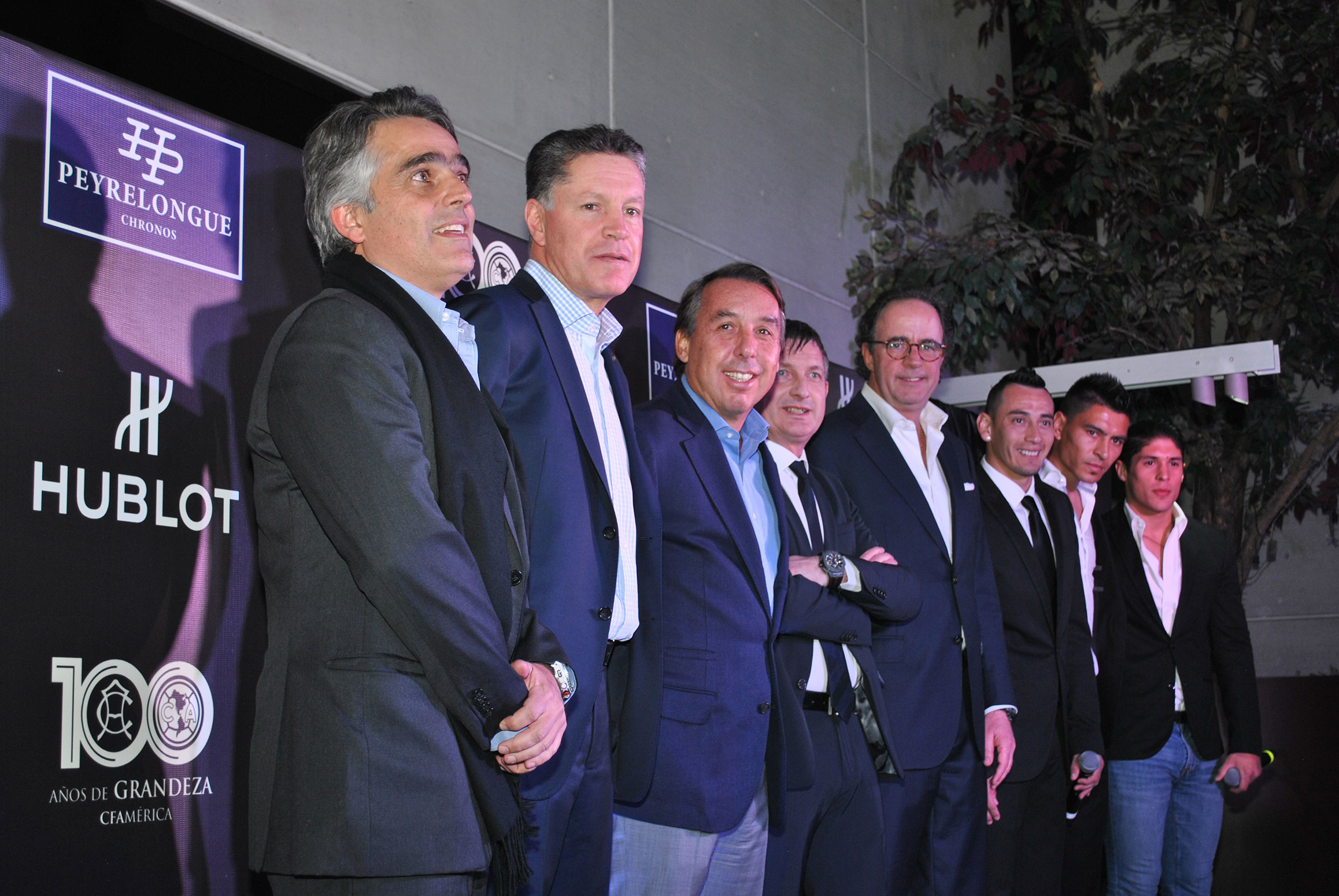 José Romano, Ricardo Peláez, Emilio Azcárraga Jean, dueño del Club América;  Fausto Salvi, diseñador de los